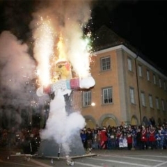 Verbrennung auf dem Stefansplatz: Mit einem Feuerwerk ging es los.