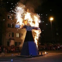 Verbrennung auf dem Stefansplatz: Bis die Puppe langsam Feuer fing.