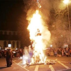 Verbrennung auf dem Stefansplatz: Die Puppe brannte ab.