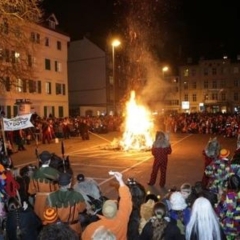 Verbrennung auf dem Stefansplatz: Die Puppe brannte ab.