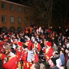 Verbrennung auf dem Stefansplatz: Dazu spielte die Clowngruppe unter der Leitung von Gerd Zachenbacher.