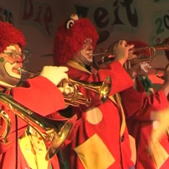 Rosenmontag: Die Clowngruppe beim Auftritt in Moos.