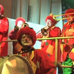 Rosenmontag: Die Clowngruppe beim Auftritt in Radolfzell.