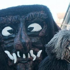 Umzug am Fasnachtssonntag: Schneeschreck gefolgt von der Maske des Schneeschreck-Autos.