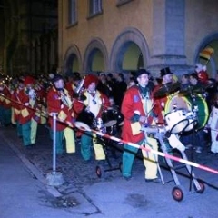 Verbrennung auf dem Stefansplatz: Die Clowngruppe lief auf den Platz.