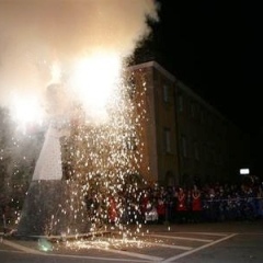 Verbrennung auf dem Stefansplatz: Mit einem Feuerwerk ging es los.