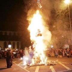 Verbrennung auf dem Stefansplatz: Die Puppe brannte ab.