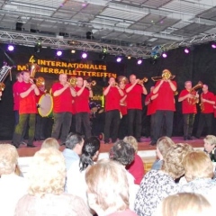 Männerballett-Treffen vom Schneeschreck: Zum Auftackt spielte die Clowngruppe.