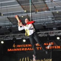 Männerballett-Treffen vom Schneeschreck: Ansager Axel Zunker flog mit dem Pokal ein.