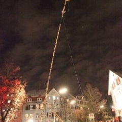 Narrenbaumstellen auf dem Gottmannplatz: Dann konnte der Baum von den Holzern aus Allensbach gestellt werden.