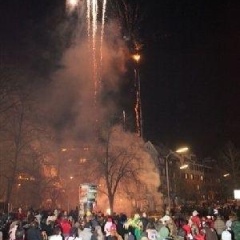 Narrenbaumstellen auf dem Gottmannplatz: Als der Baum stand, wurde noch ein Feuerwerk abgebarnnt.