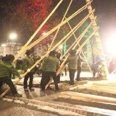 Narrenbaumstellen auf dem Gottmannplatz: Dann konnte der Baum von den Holzern aus Allensbach gestellt werden.