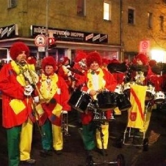 Narrenbaumstellen auf dem Gottmannplatz: Dann folgte die Clowngruppe.