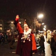 Narrenbaumstellen auf dem Gottmannplatz: Präsident Jürgen Stöß führte den Umzug an.