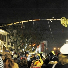 Narrenbaumstellen auf dem Gottmannplatz: Dann konnte der Baum von den Holzern aus Allensbach gestellt werden.