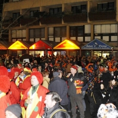 Narrenbaumstellen auf dem Gottmannplatz: Auf dem Platz herrschte bereits eine tolle Stimmung.