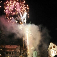 Narrenbaumstellen auf dem Gottmannplatz: Als der Baum stand, wurde noch ein Feuerwerk abgebarnnt