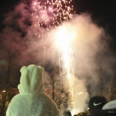 Narrenbaumstellen auf dem Gottmannplatz: Als der Baum stand, wurde noch ein Feuerwerk abgebarnnt