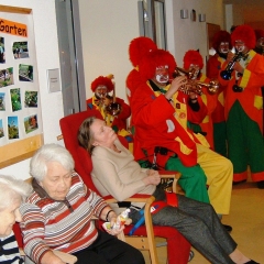 Rosenmontag mit der Clowngruppe: Besuch in der Rosenau.