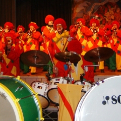 Rosenmontag mit der Clowngruppe: Auftritt in der Halle in Moos.