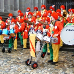 Rosenmontag mit der Clowngruppe: Konzert vor dem Münster.