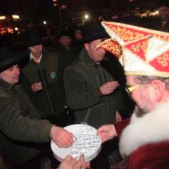 Narrenbaumstellen auf dem Gottmannplatz: Elferrat Hans-Peter Pfundstein verteilte den obligatorischen Schnaps.