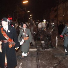 Narrenbaumstellen auf dem Gottmannplatz: Gefolgt vom Schneckenbürgler Räuber.