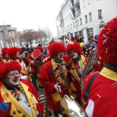 Fasnachtssonntag, Umzug in der Stadt: Wie immer lief die Clowngruppe voran.