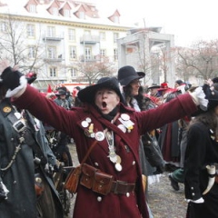 Fasnachtssonntag, Umzug in der Stadt: Gefolgt vom Schneckenbürgler Räuber.