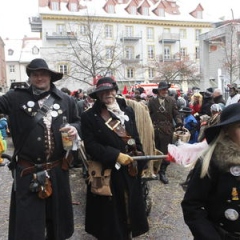 Fasnachtssonntag, Umzug in der Stadt: Gefolgt vom Schneckenbürgler Räuber.