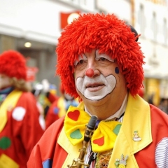 Fasnachtssonntag, Umzug in der Stadt: Wie immer lief die Clowngruppe voran.