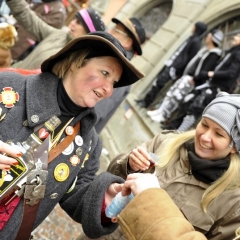 Fasnachtssonntag, Umzug in der Stadt: Gefolgt vom Schneckenbürgler Räuber.