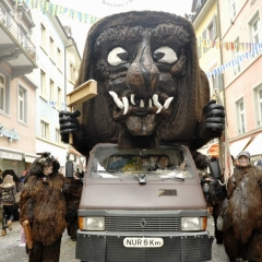 Fasnachtssonntag, Umzug in der Stadt: Der Schneeschreck bildete den Abschluß der Schneckenburg.