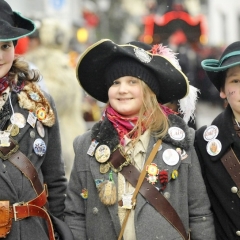 Fasnachtssonntag, Umzug in der Stadt: Gefolgt vom Schneckenbürgler Räuber.