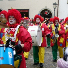 Fasnachtssonntag, Umzug in der Stadt: Wie immer lief die Clowngruppe voran.