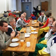 Rosenmontag mit der Clowngruppe: Beim gemeinsamen Frühstück herrschte bereits eine tolle Stimmung.