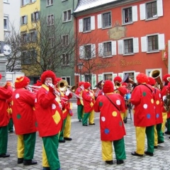 Rosenmontag mit der Clowngruppe: Das erste Ständchen auf dem Obermarkt.