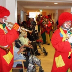 Rosenmontag mit der Clowngruppe: Besuch in der Rosenau.