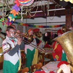 Rosenmontag mit der Clowngruppe: Essenspause in Überlingen am Ried.