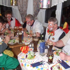 Rosenmontag mit der Clowngruppe: Essenspause in Überlingen am Ried.