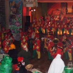 Rosenmontag mit der Clowngruppe: Weiter ging es in die Halle nach Rielasingen.