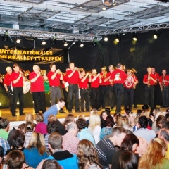 Männerballett-Treffen vom Schneeschreck: Zum Auftakt spielte die Clowngruppe unter der Leitung von Gerd Zachenbacher.