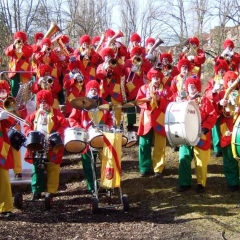 Rosenmontag mit der Clowngruppe: Gruppenbild im Hindenburgblock.