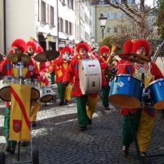 Rosenmontag mit der Clowngruppe: Eintreffen zum Speckessen der Kamelia im Stefanshaus.