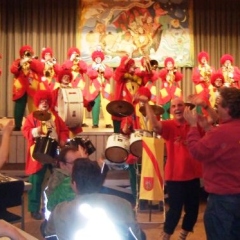 Rosenmontag mit der Clowngruppe: Gegen Abend fuhr man in Halle nach Moos.