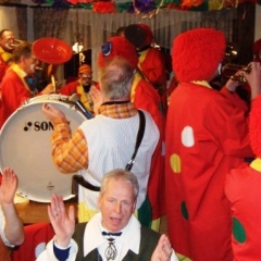 Rosenmontag mit der Clowngruppe: Essenspause in Überlingen am Ried.