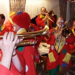 Rosenmontag mit der Clowngruppe: Essenspause in Überlingen am Ried.