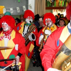 Rosenmontag mit der Clowngruppe: Im Saal herrschte bereits eine gute Stimmung.