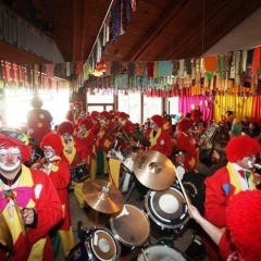 Rosenmontag mit der Clowngruppe: Im Saal herrschte bereits eine gute Stimmung.