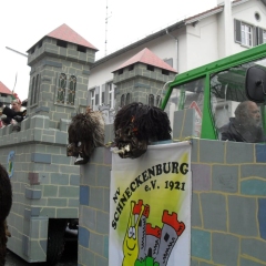 Umzug am Fasnachtssonntag: Der Jubiläumselferrat fährt auf dem geliehenen Wagen der Niederburg mit.